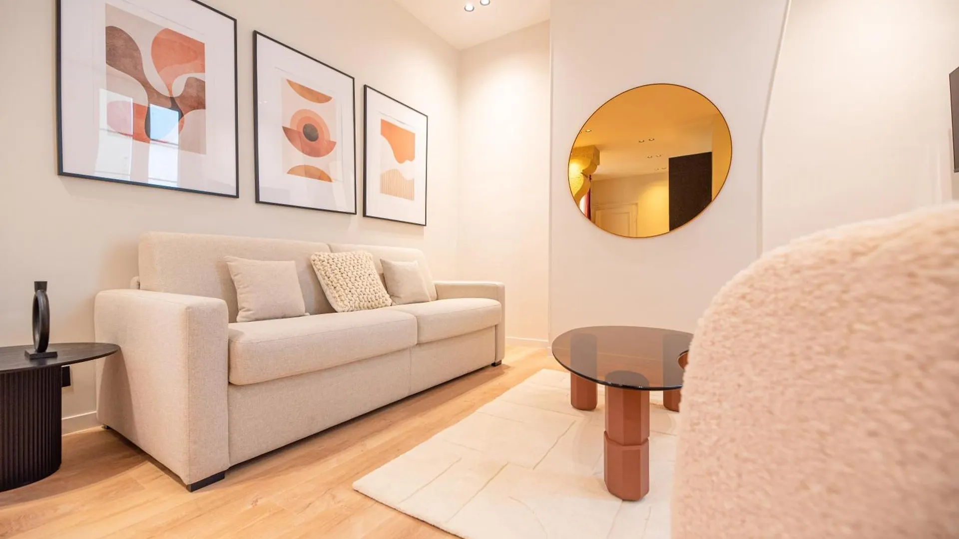 Lovely Flat In The Marais contacts